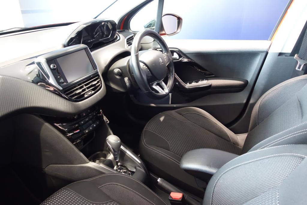 【認定中古車】PEUGEOT 208 Allure / ORANGE・POWER販売中です🚗