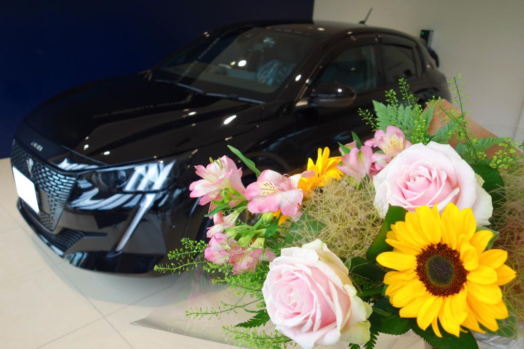 本日ご納車のお花が到着いたしました💐