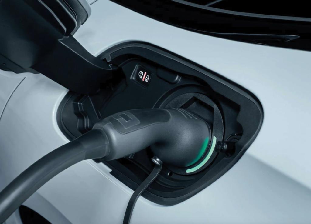 プラグインハイブリッド『PEUGEOT 508 HYBRID』が発表されました🚙