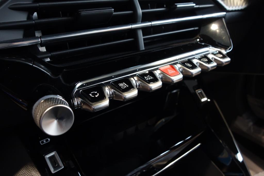 認定中古車 『208 GT エリクサー・レッド』のご紹介です🚙