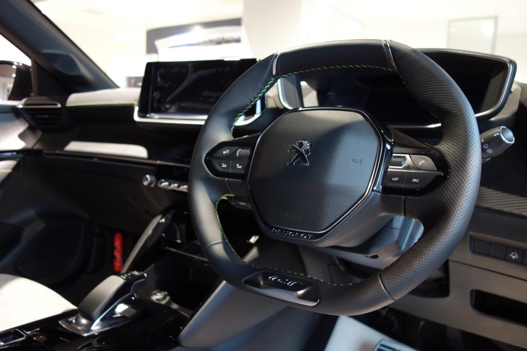 認定中古車 『208 GT エリクサー・レッド』のご紹介です🚙