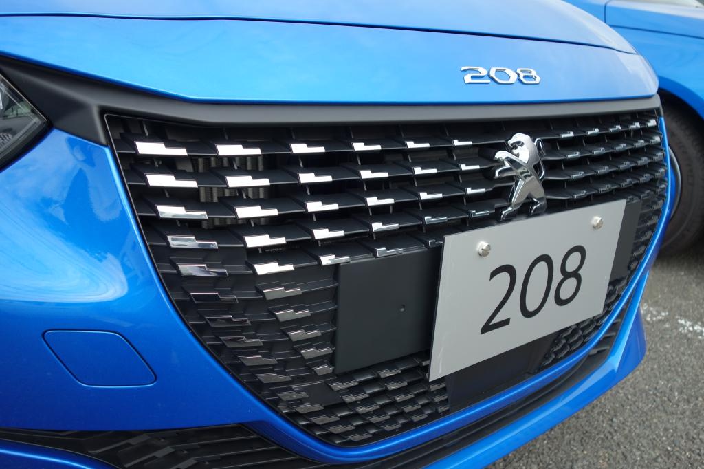 208のフロントグリルを見比べてみましょう🔹