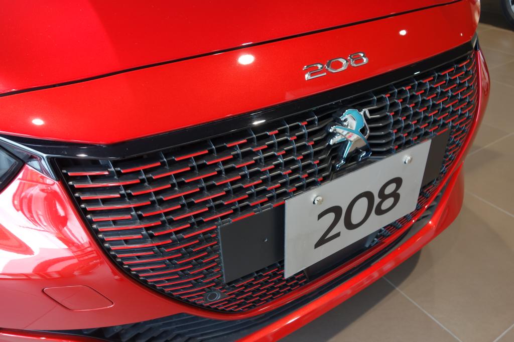 208のフロントグリルを見比べてみましょう🔹