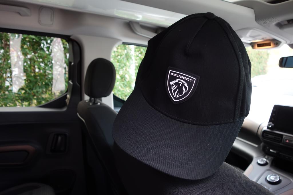 インコを頭に乗せる衣装とは…🐦