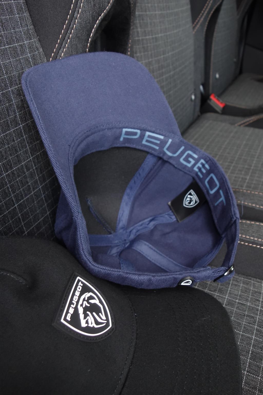 インコを頭に乗せる衣装とは…🐦