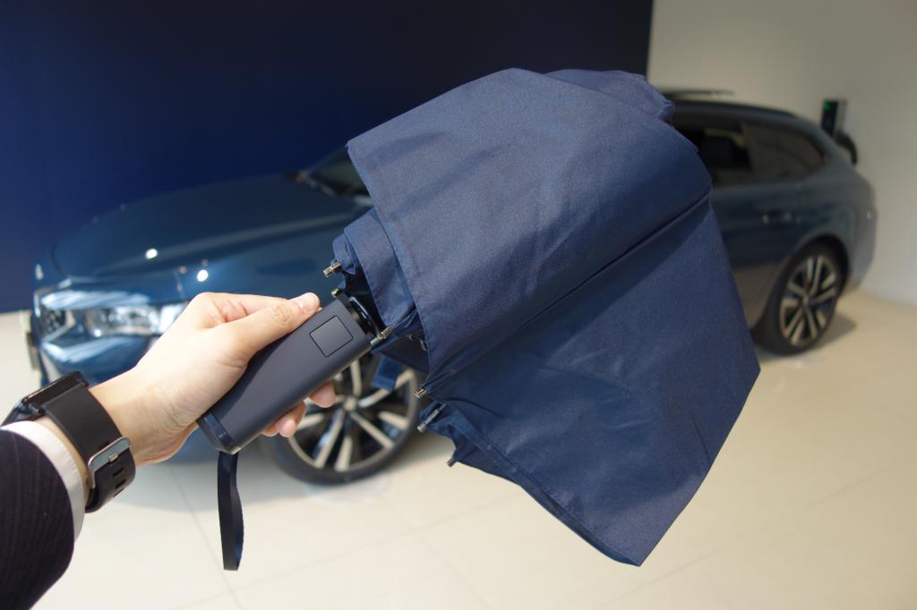 PEUGEOTグッズのご紹介 & 定休日のお知らせ🦁