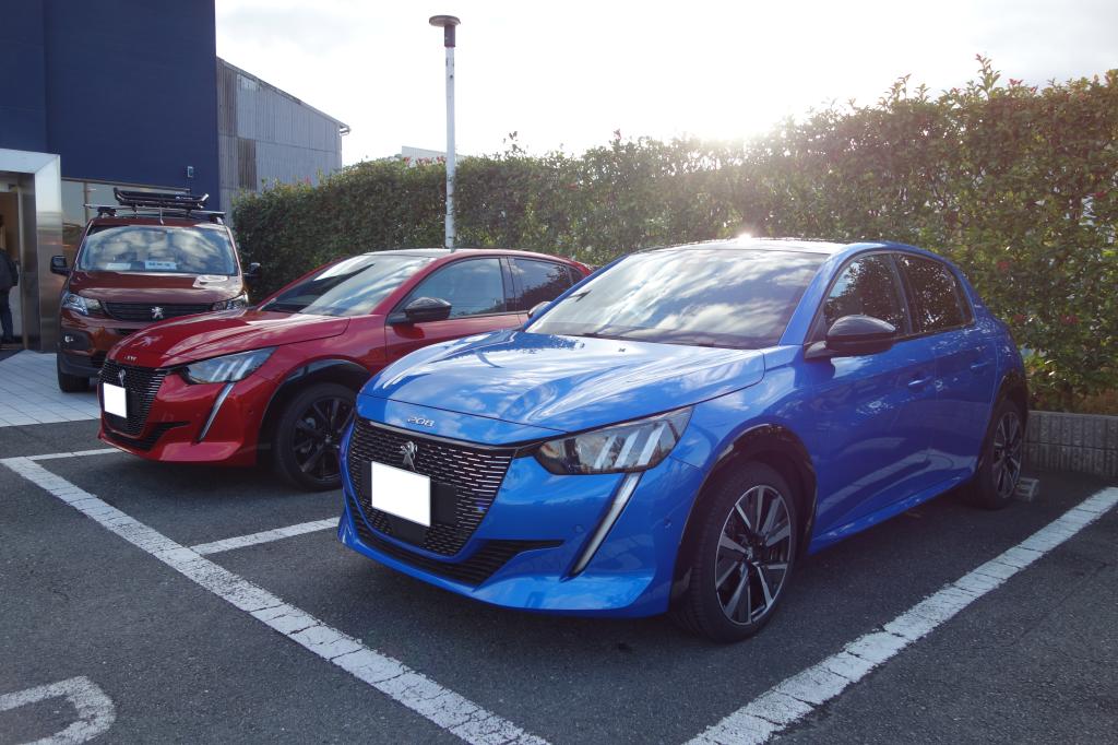 夕暮れ時のPEUGEOT208を撮影してみました🌇