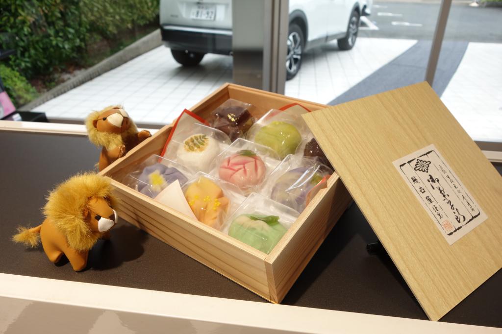 美しく可愛い上生菓子を差し入れていただきました🍡