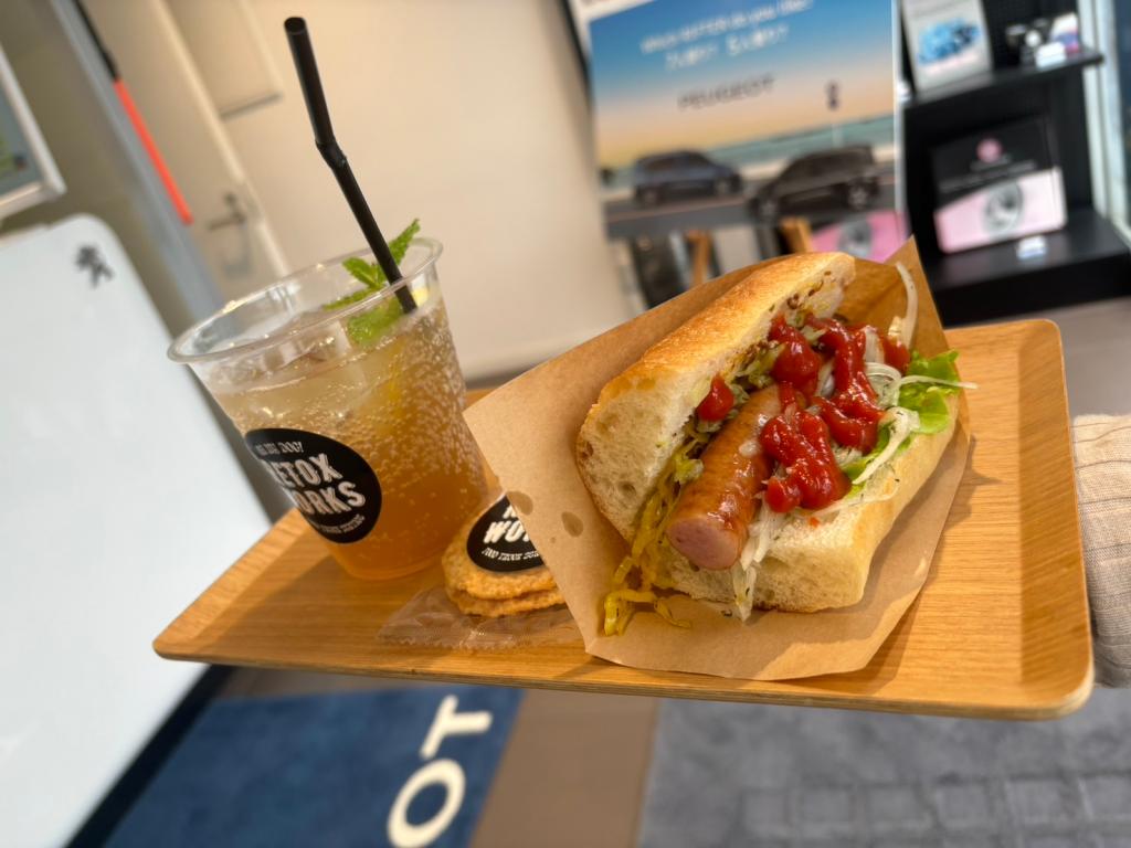 本日はPEUGEOT奈良にバーグドッグがやってきています🌭💕