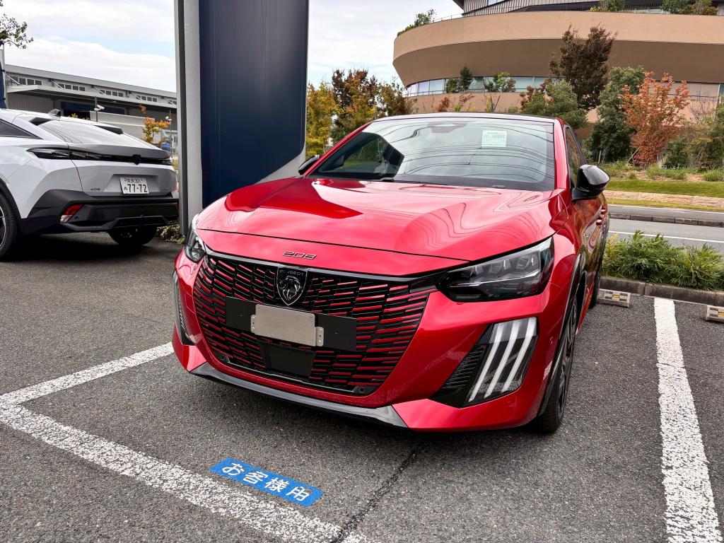 ショールームにNEW 208 HYBRID / エリクサーレッドが届きました🚗✨